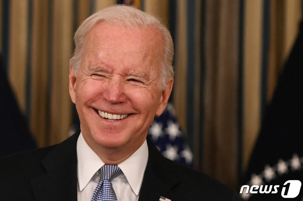 (워싱턴 AFP=뉴스1) 우동명 기자 = 조 바이든 미국 대통령이 6일(현지시간) 워싱턴 백악관에서 초당적 인프라 예산법안의 하원 통과 관련 연설을 하며 활짝 웃고 있다.   ? AFP=뉴스1  
