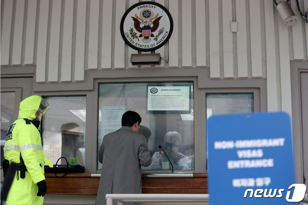 (서울=뉴스1) 박세연 기자 = 8일 서울 종로구 주한 미국대사관에서 시민이 미국 입국을 위해 비자를 신청하고 있다.   이날부터 미국이 신종 코로나바이러스 감염증(코로나19) 백신 접종을 완료한 외국인을 대상으로 20개월만에 국경을 전면 재개방한다. 국경 개방 조치는 바닷길을 제외한 육지와 항공길에 한정된다. 앞서 제프 자이언츠 미 백악관 코로나19 조정관이 외국인 입국 관련 백신 접종 의무화 논의를 진행하고 있다고 밝힌 지 3개월만이다. 항공편 입국을 희망하는 모든 외국인은 백신 접종을 완료한 상태에서 미국행 항공기 탑승 3일 이내 코로나19 음성 판정을 받아야 한다. 미 입국 가능 백신으로는 아스트라제네카, 얀센, 모더나, 화이자, 코백신, 시노팜, 시노박 총 7개다. 2021.11.8/뉴스1   