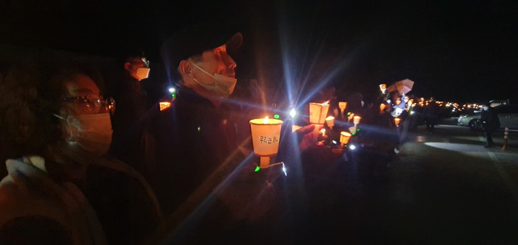 영풍석포제련소 인근 주민들이 지난 7일 자정무렵 불이 꺼진 제련소에 손전등으로 불을 비추고 촛불을 밝힌 모습. /사진=영풍  