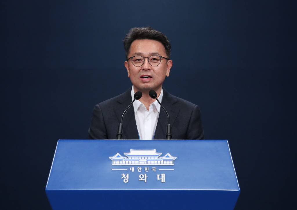 [서울=뉴시스] 김진아 기자 = 이철희 정무수석이 26일 청와대 춘추관에서 문재인 대통령과 이재명 더불어민주당 대선후보 차담 관련 브리핑을 하고 있다. 2021.10.26.