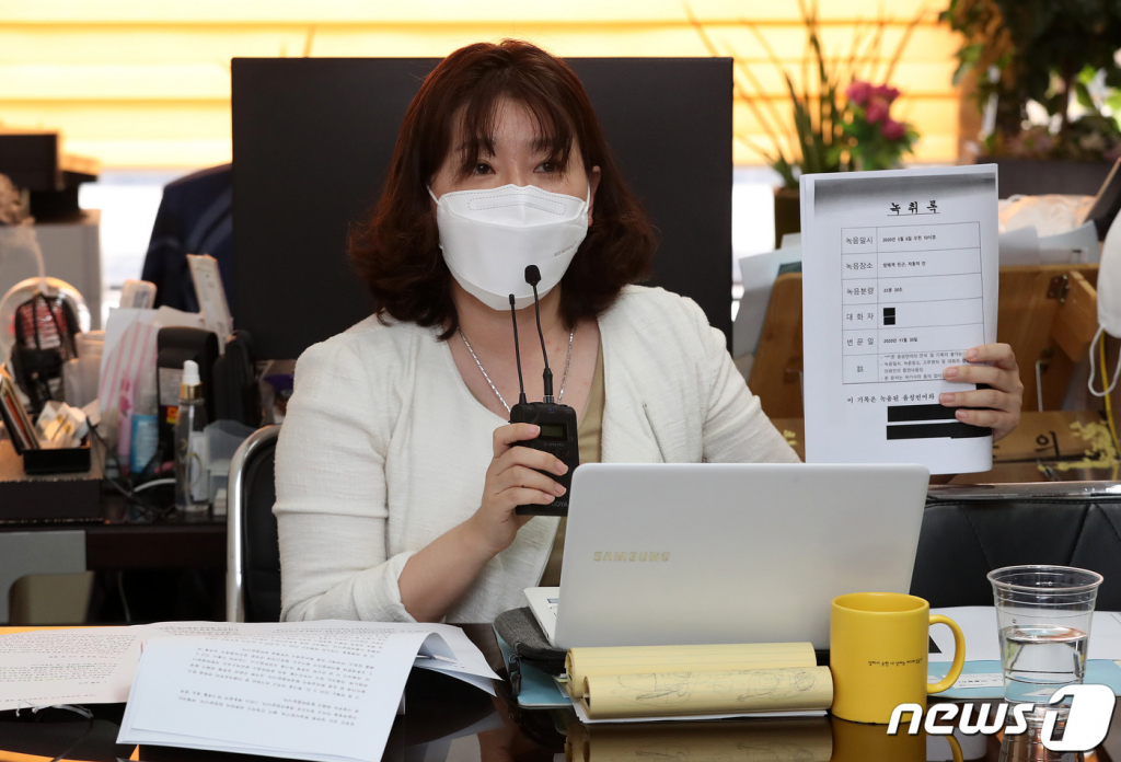 (서울=뉴스1) 박세연 기자 = 31일 오전 서울 서초구 변호사 사무실에서  이은의 변호사가 로펌 대표변호사의 초임변호사에 대한 성폭행 및 피의자 사망 관련 사건 발생 및 고소 등 경위와 피해자 B씨의 입장을 발표하는 기자회견을 갖고 녹취록을 공개하고 있다. 2021.5.31/뉴스1   