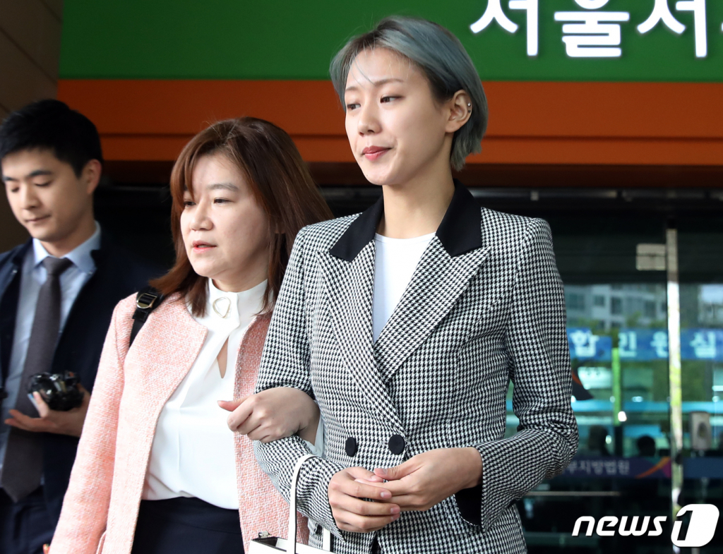 (서울=뉴스1) 구윤성 기자 = 유튜버 양예원이 서울 마포구 서울서부지법에서 열린 ‘비공개 촬영회 모집책’ 최모씨의 항소심 선고공판 방청을 마친 뒤 법률대리인 이은의 변호사와 함께 소감을 밝히고 있다.2019.4.18/뉴스1  