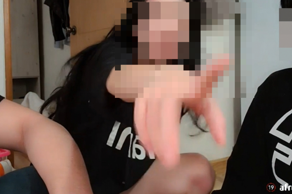 방에서 나온 여캠이 방송이 진행 중인 사실을 알고 놀라고 있다. /사진=아프리카TV 영상 화면 갈무리