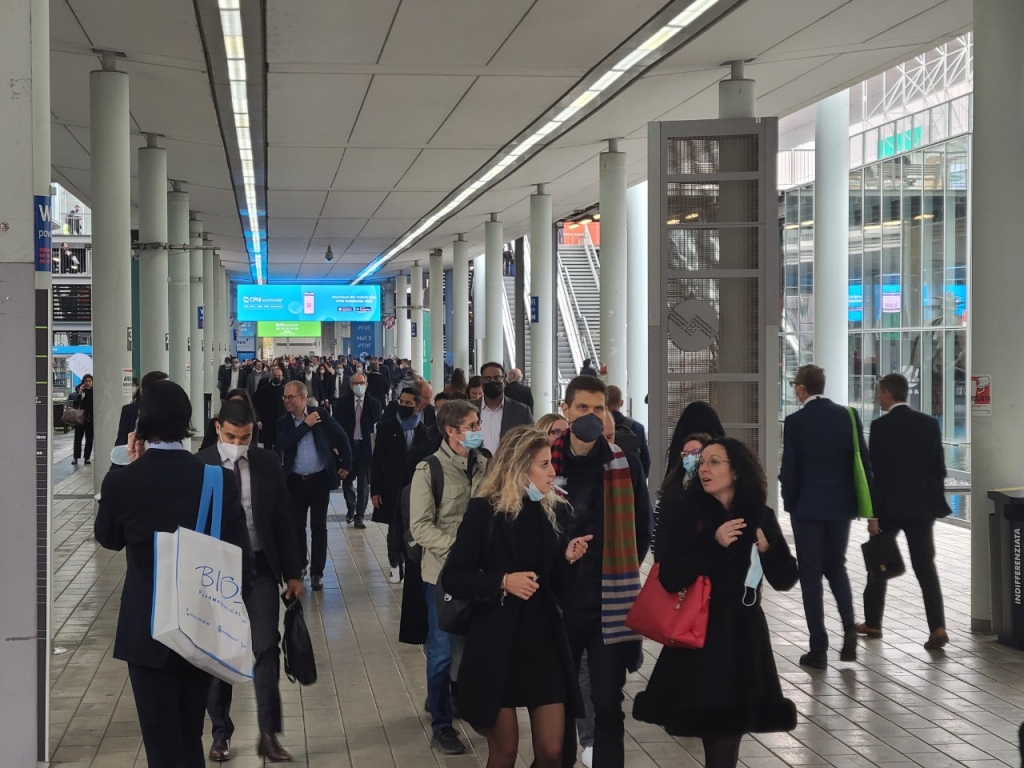 9일(현지시간) 이탈리아 밀라노에서 열린 CPhI 2021 행사장을 찾은 참가자들이 관람을 위해 이동하고 있다. 기본적으로 유럽 참가자가 주를 이루는 행사지만 예년에 쉽게 찾아볼 수 있던 인도와 중국 기업 관계자 및 참가자들은 올해 대거 불참해 찾아보기 어려웠다. /사진=정기종 기자