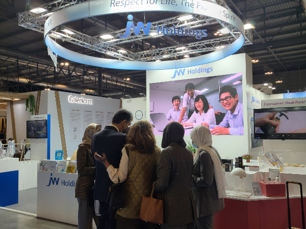 9일(현지시간) 이탈리아 밀라노에서 열린 CPhI 2021 JW홀딩스 부스를 찾은  외국인들이 제품 문의를 하고 있다. /사진=정기종 기자
