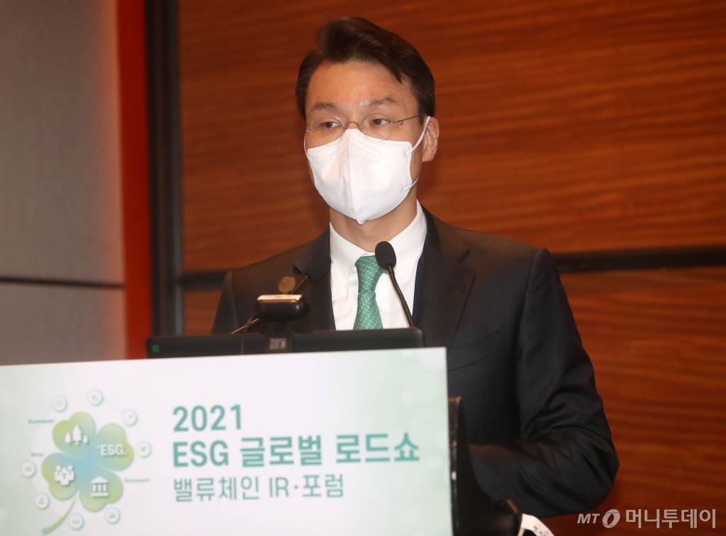 김성우 김앤장법률사무소 환경에너지연구소장이 11일 서울 여의도 콘래드호텔에서 열린 2021 ESG 글로벌 로드쇼에서 탈탄소로 바뀌는 산업지도 대응방안에 대해 발표하고 있다. /사진=홍봉진기자 honggga@