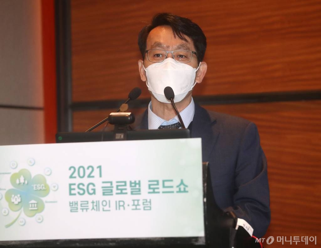 오덕교 한국기업지배구조원 연구위원이 11일 서울 여의도 콘래드호텔에서 열린 2021 ESG 글로벌 로드쇼에서 탈탄소로 바뀌는 산업지도 대응방안에 대해 발표하고 있다. /사진=홍봉진기자 honggga@