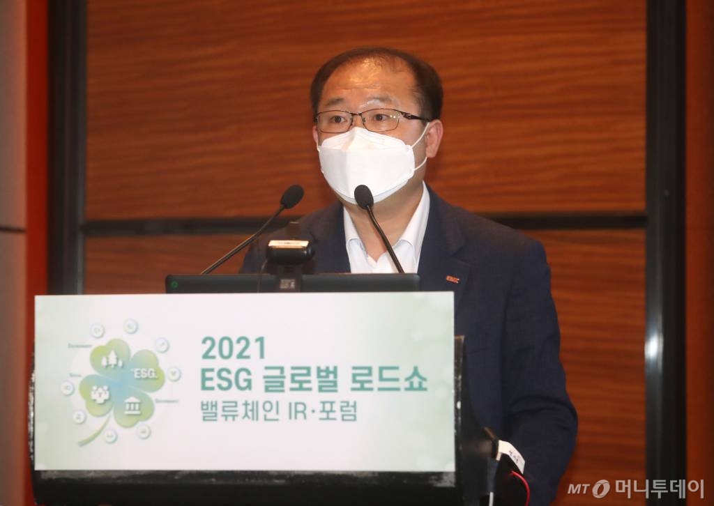 강형덕 중소기업중앙회 제조혁신실장이 11일 서울 여의도 콘래드호텔에서 열린 2021 ESG 글로벌 로드쇼에서 발표하고 있다. /사진=홍봉진기자 honggga@