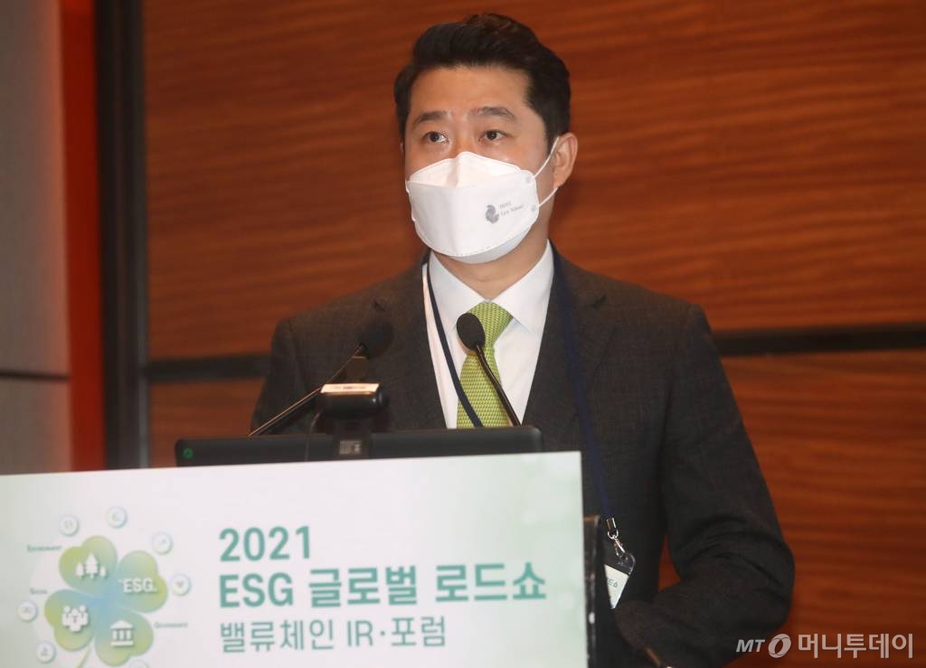 윤승영 한국외국어대학교 법학전문대학원 교수가 11일 서울 여의도 콘래드호텔에서 열린 2021 ESG 글로벌 로드쇼에서 발표하고 있다. /사진=홍봉진 기자 honggga@
