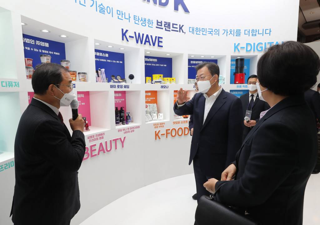 [서울=뉴시스] 전진환 기자 = 문재인 대통령과 김정숙 여사가 11일 서울 삼성동 코엑스 그랜드볼룸에서 열린 ‘2021 K-박람회’ 중소벤처기업부 홍보관을 찾아 조제곤 영풍 대표의 설명을 듣고있다. 2021.11.11.