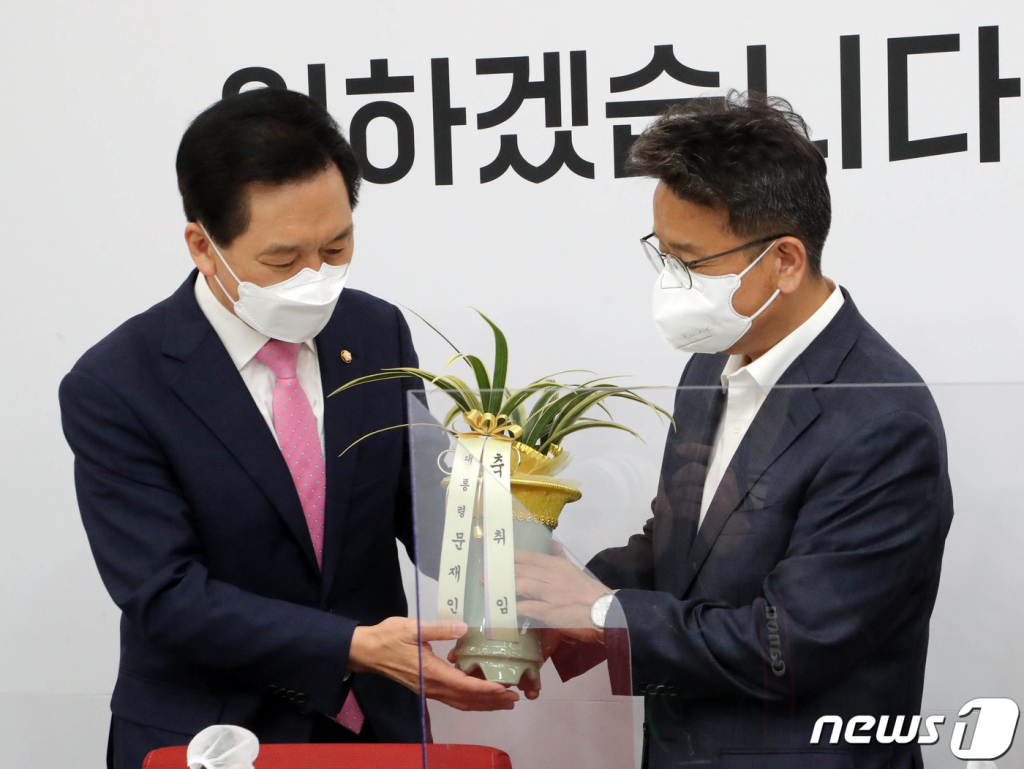 (서울=뉴스1) 구윤성 기자 = 이철희 청와대 정무수석(오른쪽)이 3일 오전 서울 여의도 국회에서 김기현 국민의힘 대표 권한대행 겸 원내대표를 예방해 문재인 대통령의 축하난을 전달하고 있다. 2021.5.3/뉴스1
