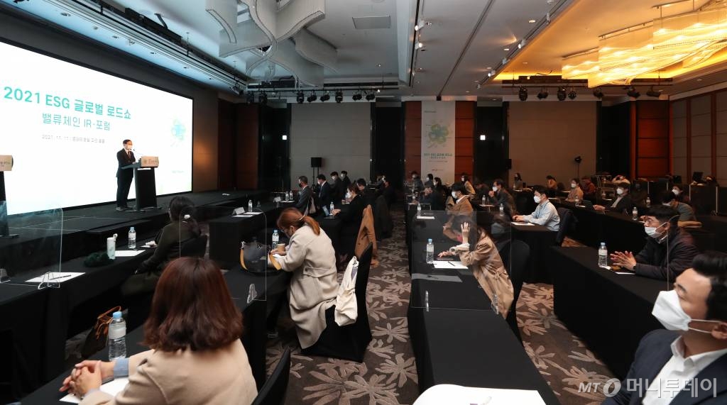 김성주 국회 ESG포럼 공동대표(더불어민주당 의원)가 11일 서울 여의도 콘래드 호텔에서 열린 머니투데이 주최 '2021 ESG 글로벌 로드쇼'에서 축사를 하고 있다. /사진=이기범 기자 leekb@