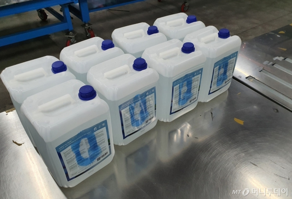 11일 인천세관 특송물류센터에 개인이 '직구'한 요소수가 놓여 있다. / 사진 = 홍재영 기자