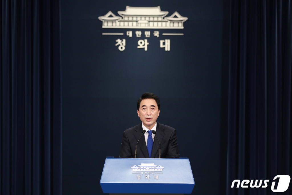 (서울=뉴스1) 이광호 기자 = 박수현 국민소통수석이 11일 청와대 춘추관에서 인사 관련 브리핑을 하고 있다. 이날 문재인 대통령은 대통령비서실 경제수석비서관에 박원주 전 특허청장을, 소청심사위원회 위원장에 최재용 인사혁신처 차장을 내정했다. 2021.11.11/뉴스1