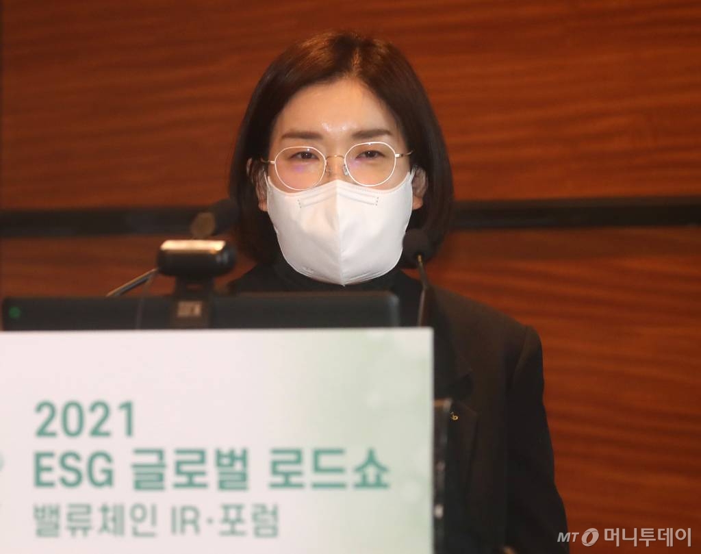 문혜숙 KB금융지주 ESG전략부장이 11일 서울 여의도 콘래드호텔에서 열린 2021 ESG 글로벌 로드쇼에서 지정토론하고 있다. /사진=홍봉진기자 honggga@