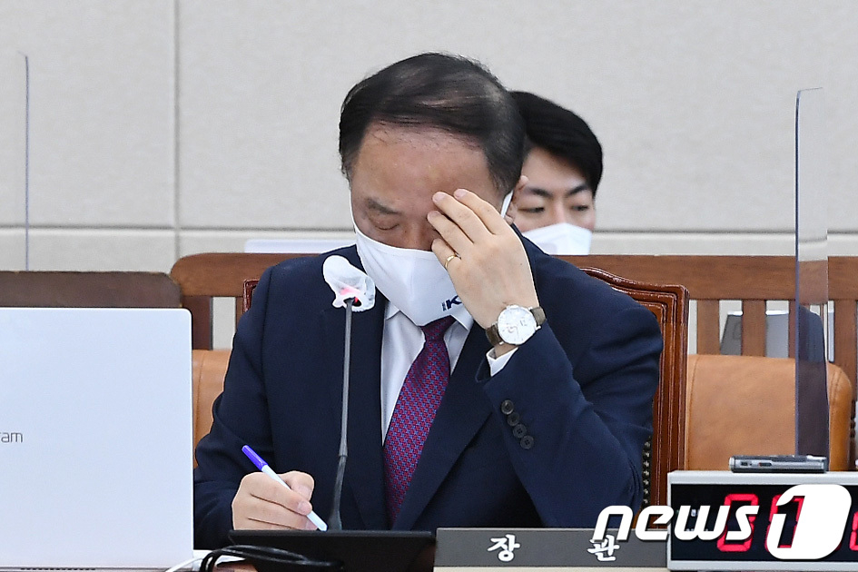 (서울=뉴스1) 구윤성 기자 = 홍남기 경제부총리 겸 기획재정부 장관이 11일 서울 여의도 국회에서 열린 기획재정위원회 전체회의에서 생각에 잠겨 있다. 2021.11.11/뉴스1   