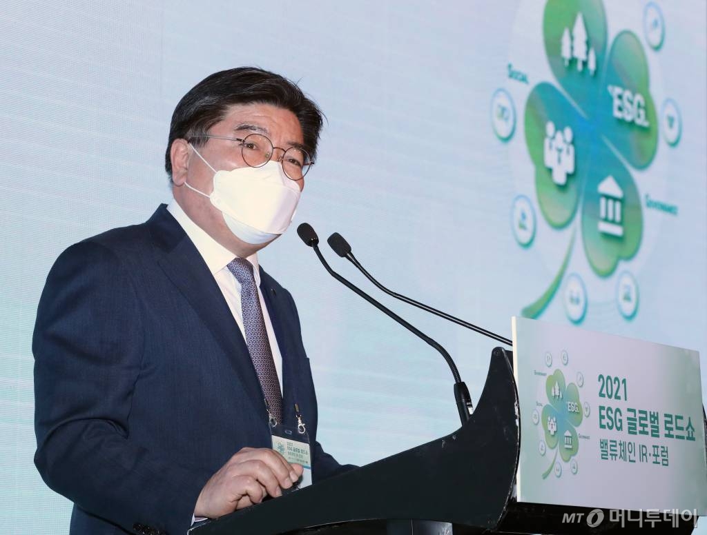 김용진 국민연금공단 이사장이 11일 서울 여의도 콘래드 호텔에서 열린 머니투데이 주최 '2021 ESG 글로벌 로드쇼'에서 축사를 하고 있다. /사진=이기범 기자 leekb@