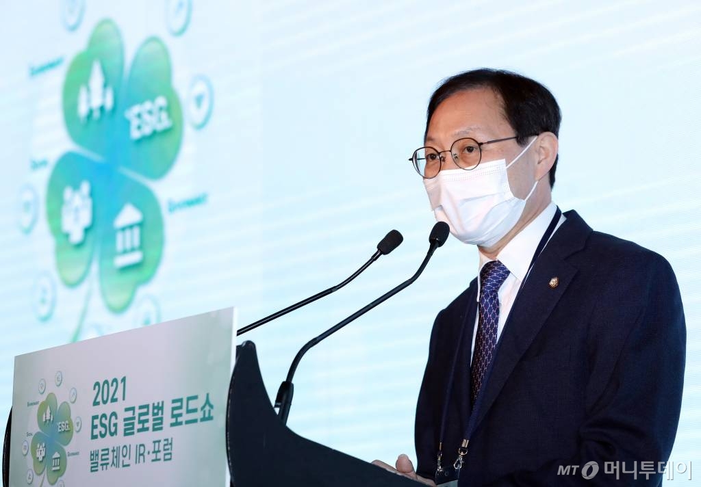 김성주 국회 ESG포럼 공동대표(더불어민주당 의원)가 11일 서울 여의도 콘래드 호텔에서 열린 머니투데이 주최 '2021 ESG 글로벌 로드쇼'에서 축사를 하고 있다. /사진=이기범 기자 leekb@