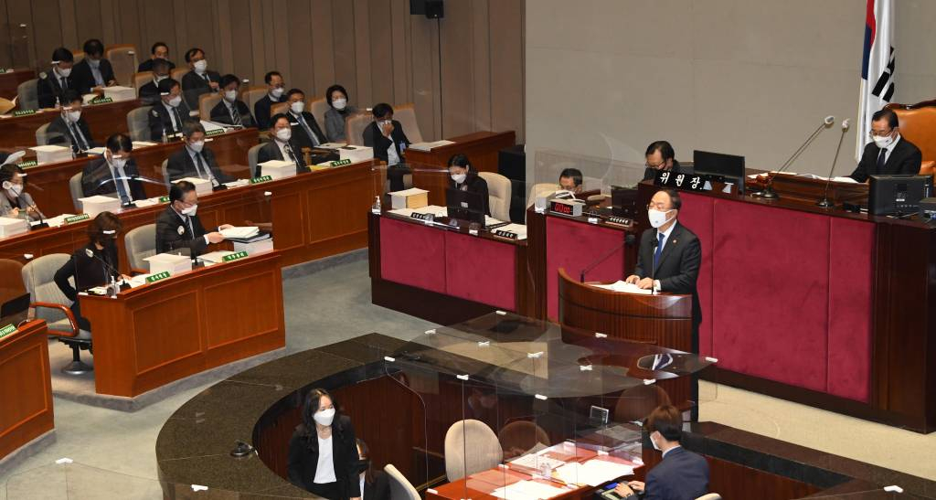 [서울=뉴시스] 최진석 기자 = 홍남기 부총리 겸 기획재정부 장관이 5일 서울 여의도 국회에서 열린 예산결산특별위원회에 참석해 2022년도 예산안에 대한 제안설명을 하고 있다. (공동취재사진) 2021.11.05.