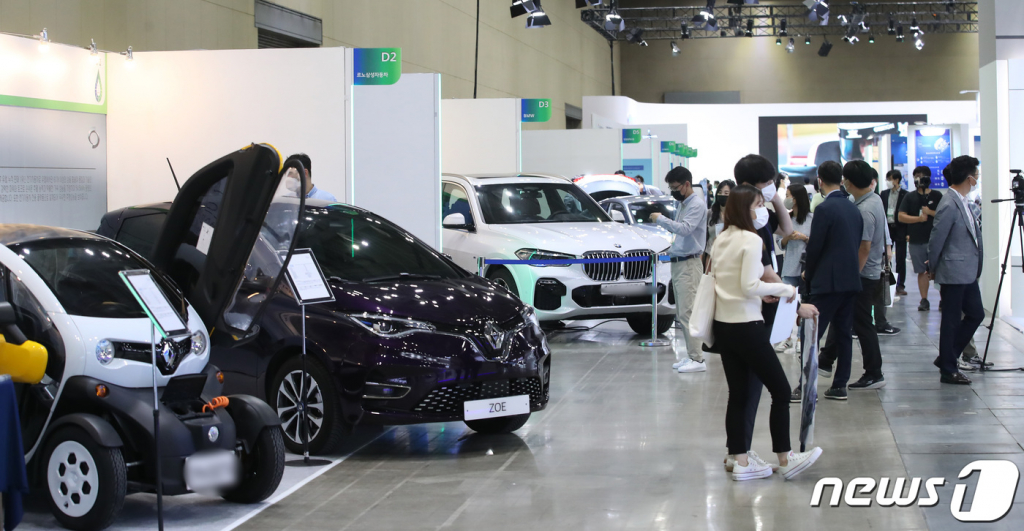 (고양=뉴스1) 임세영 기자 = 6일 오전 경기 고양시 일산서구 킨테스에서 열린 2021 그린뉴딜엑스포에서 관람객들이 전기차를 살펴보고 있다. 올해로 3번째를 맞는 행사에는 수소산업과 전기차산업, 신재생에너지, 저탄소 친환경 등 그린뉴딜을 망라하는 국내 대표 기업들이 참가해 구축 중인 수소 생태계의 현재와 미래상을 선보인다.  2021.10.6/뉴스1  