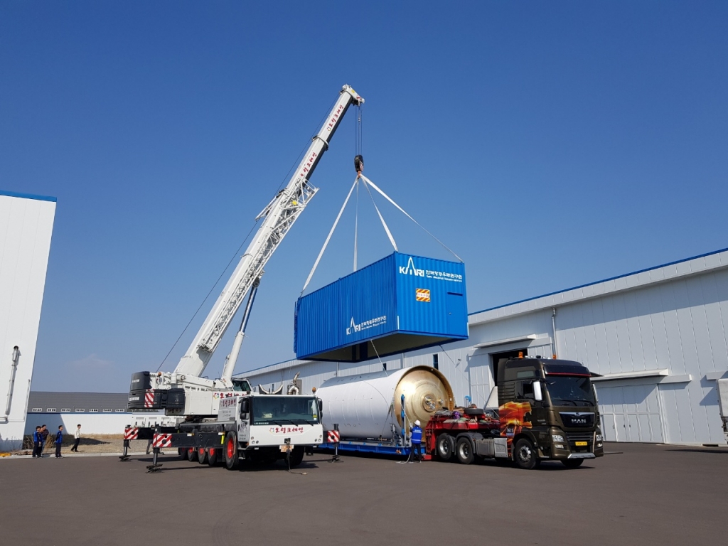 KAI 종포공장에서 누리호 1단 추진제탱크를 옮기고 있다/사진제공=KAI
