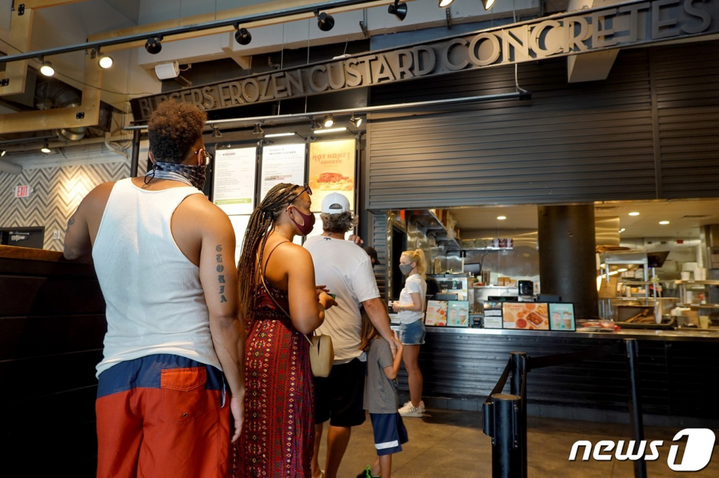 (플로리다 AFP=뉴스1) 구진욱 기자 = 11일(현지시간) 미국 플로리다주 마이애미 비치에서 시민들이 쉐이크 쉑을 방문하고 있다. 쉐이크 쉑은  2021년 남은 3개월 동안 음식값을 3~3.5% 올릴 계획이다. 줄어드는 코로나바이러스감염증(코로나19) 팬데믹의 영향으로 미국 소비자들은 계속해서 높은 물가 상승에 직면하고 있다.  ? AFP=뉴스1  