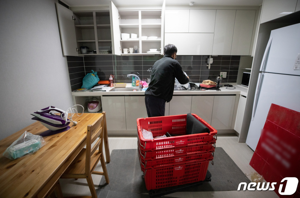 삼각지역 인근 한강로2가에 위치한 역세권 청년주택 '용산 베르디움 프렌즈아파트'에서  관계자들이 이삿짐을 옮기고 있다. /사진제공=뉴스1