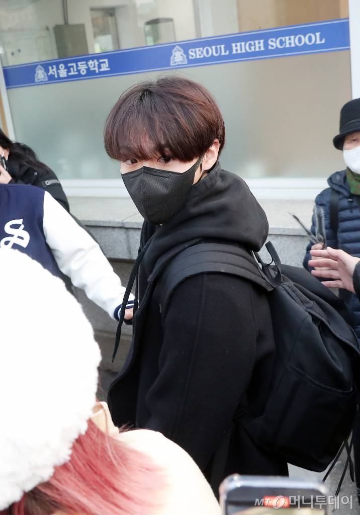 그룹 트레저(TREASURE) 도영이 18일 서울 서초구 서울고등학교에서 2022학년도 대학수학능력시험을 치르기 위해 고사장으로 입실하고 있다. 2021.11.18 /사진=김창현 기자 chmt@
