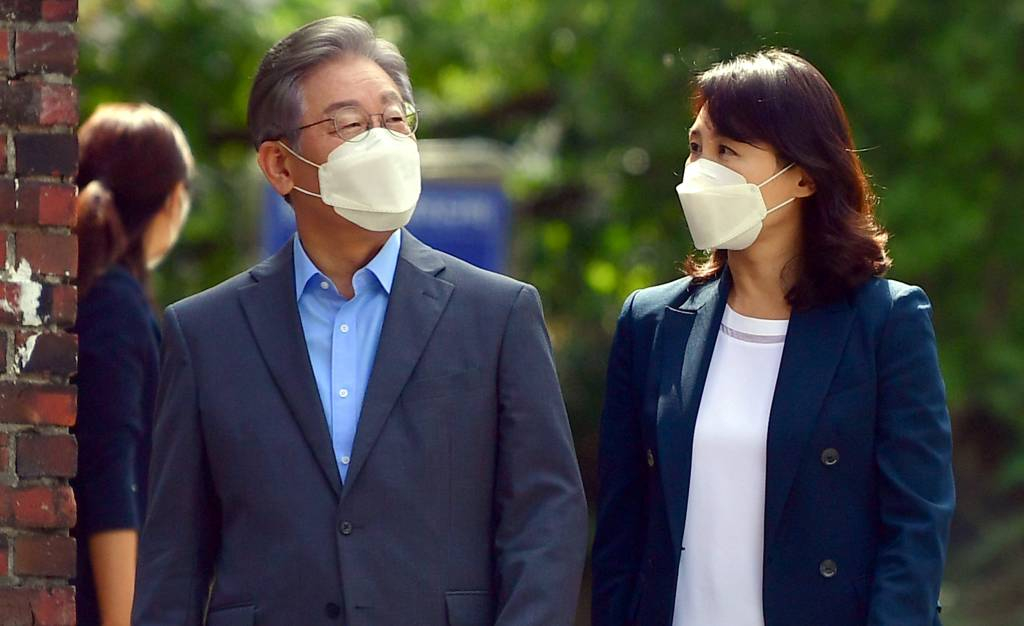 이재명 더불어민주당 대선후보와 부인 김혜경 여사가 지난 9월18일 오후 광주 남구 한 미혼모시설을 방문한 후 나란히 나오고 있다. / 사진제공=뉴시스