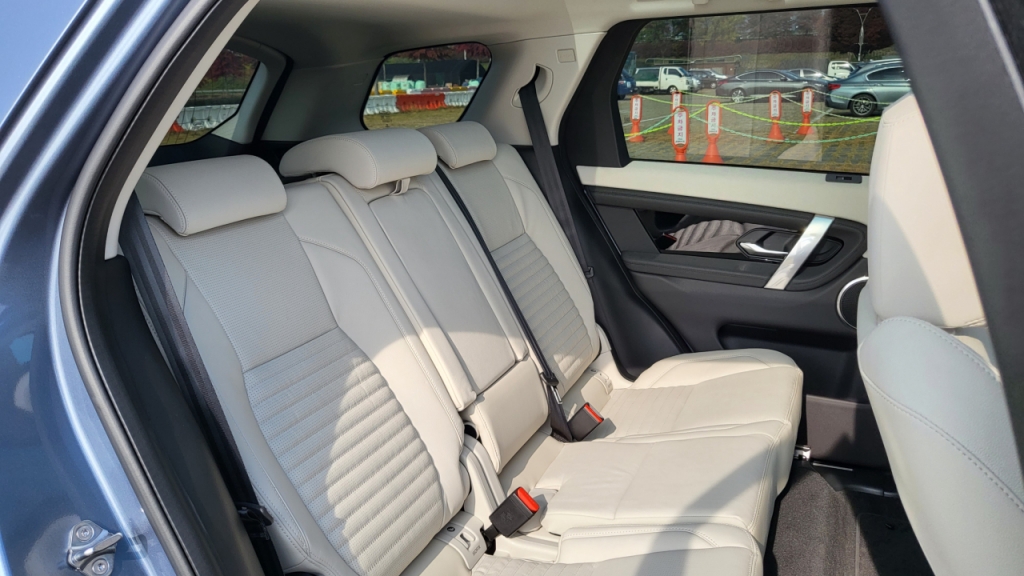 디스커버리 스포츠 D200 S 2021년형 모델 2열 모습/사진=이강준 기자