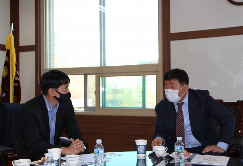 17일 조재희 한국폴리텍대학 이사장(오른쪽)이 이상배 머니투데이 경제부 부장(왼쪽)과 인터뷰를 진행하고 있다./사진=폴리텍 제공