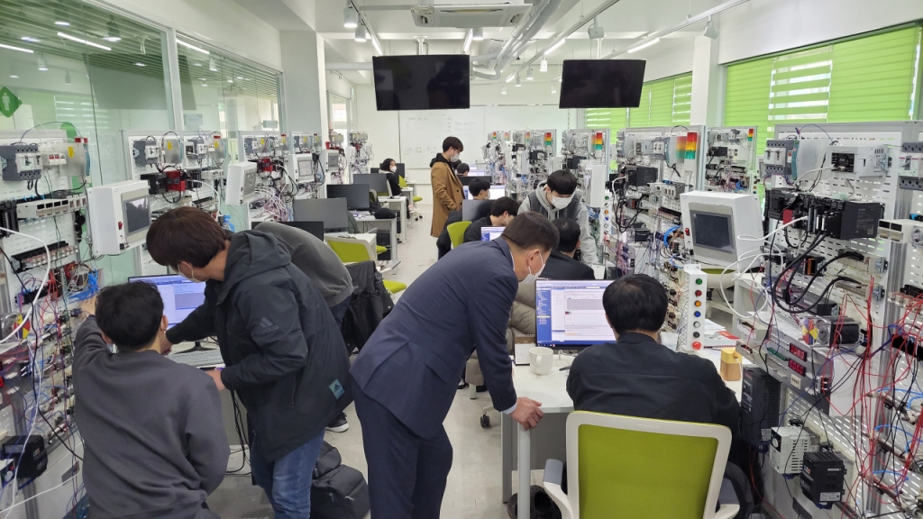 폴리텍대학 서울정수캠퍼스 실험실에서 조재희 이사장이 학생들의 실험을 직접 참관하고 있다./사진=머니투데이