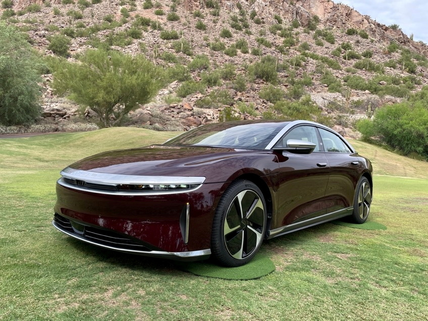 A Lucid Air electric vehicle is displayed in Scottsdale, Arizona, U.S., September 27, 2021. Picture taken September 27, 2021. REUTERS/Hyunjoo Jin/File Photo