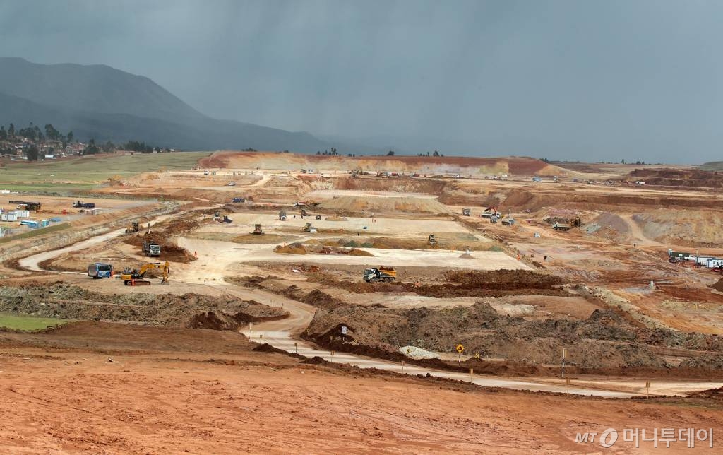 한국공항공사와 국토교통부가 세계적인 관광명소가 있는 페루 마추픽추의 관문인 쿠스코 주 친체로시에서 19일(현지시간) 신공항 건설 사업 착공식을 가졌다. 이날 착공식에는 후안 프란시스코 실바 비예가스 페루 교통통신부 장관, 장뽈 베나벤떼 가르시아 쿠스코주지사와 손창완 한국공항공사 사장을 비롯 주종완 국토교통부 공항정책관, 현대건설, 도화엔지니어링 등 관계자들이 첨석했다. 사진은 본공사에 앞서 지반 정지 작업인 토공사가 진행 중인 친체로 공항 전경.  /사진=공항사진기자단