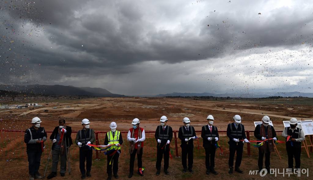 19일 페루 쿠스코주 친체로시 쿠스코 친체로 신국제공항 건설현장에서 열린 본공사 착공식에서 참석자들이 공항건설현장을 배경으로 테잎커팅을 하고 있다. 왼쪽 두번째부터 루이스 알베르토 우르밤바시장, 조영준주페루대사, 손창완KAC사장. 페루 로베르토 산체스관광통상부장관, 윤영준 현대건설사장, 주종완 국토부 공항정책관, 김용구(오른쪽 두번째)도화엔지니어링 사장. /사진=공항사진기자단