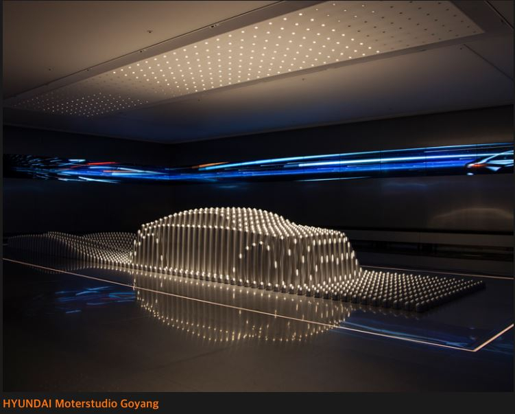 이지위드가 현대모터스튜디오 고양에 설치한 키네틱 미디어/사진=한국디자인진흥원