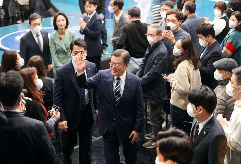 [서울=뉴시스] 전진환 기자 = 문재인 대통령이 21일 오후 서울 여의도 KBS에서 열린 2021 국민과의 대화 '일상으로'를 마친 후 국민패널들과 인사하고 있다. 2021.11.21.