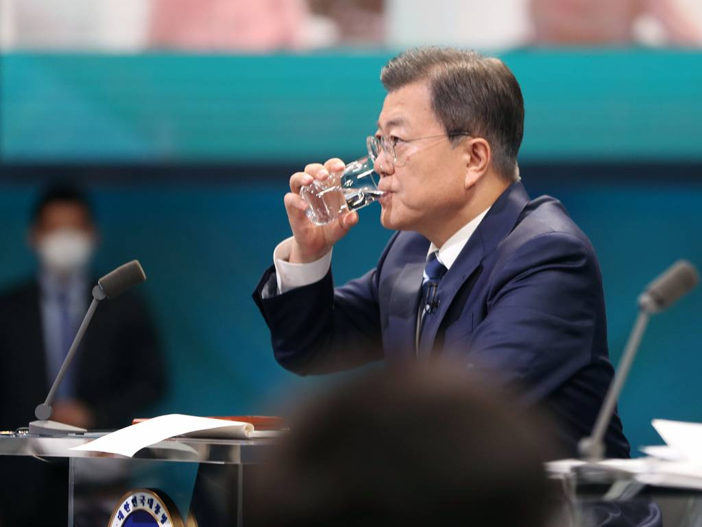 [서울=뉴시스] 전진환 기자 = 문재인 대통령이 21일 오후 서울 여의도 KBS에서 열린 2021 국민과의 대화 '일상으로'에서 물을 마시고 있다. 2021.11.21.