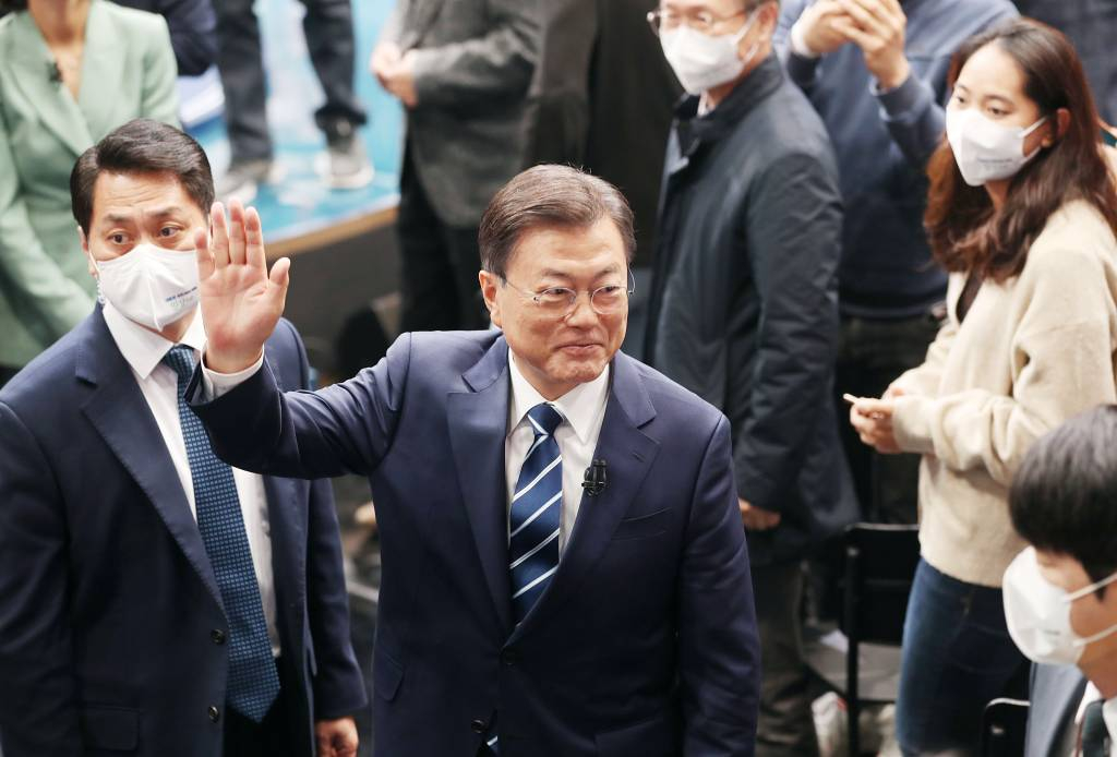 [서울=뉴시스] 전진환 기자 = 문재인 대통령이 21일 오후 서울 여의도 KBS에서 열린 2021 국민과의 대화 '일상으로'를 마친 후 국민패널들과 인사하고 있다. 2021.11.21.