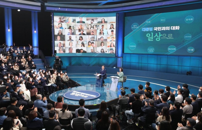 [서울=뉴시스] 전진환 기자 = 문재인 대통령이 21일 오후 서울 여의도 KBS에서 열린 2021 국민과의 대화 '일상으로'를 마친 후 국민패널들의 박수를 받고 있다. 2021.11.21.