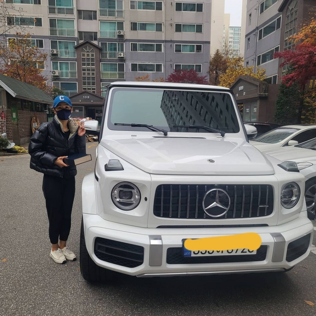 김병지 전 축구선수의 아내 김수연 씨가 선물받은 외제차 옆에서 포즈를 취하고 있다. /사진=김병지 인스타그램