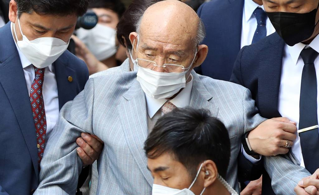 전두환씨가 고(故) 조비오 신부 사자명예훼손 혐의에 대한 항소심 재판을 받은 뒤 부축을 받으며 지난 8월9일 오후 광주 동구 광주법원을 나가고 있다. / 사진제공=뉴시스