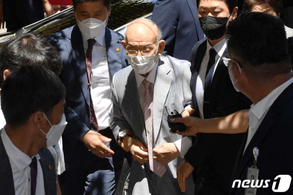 고(故) 조비오 신부에 대한 사자명예훼손 혐의를 받고 있는 전두환 전 대통령이 올해 8월 9일 오후 광주 동구 광주지방법원에서 열린 항소심 공판기일에 출석하고 있다. 2021.8.9/뉴스1  