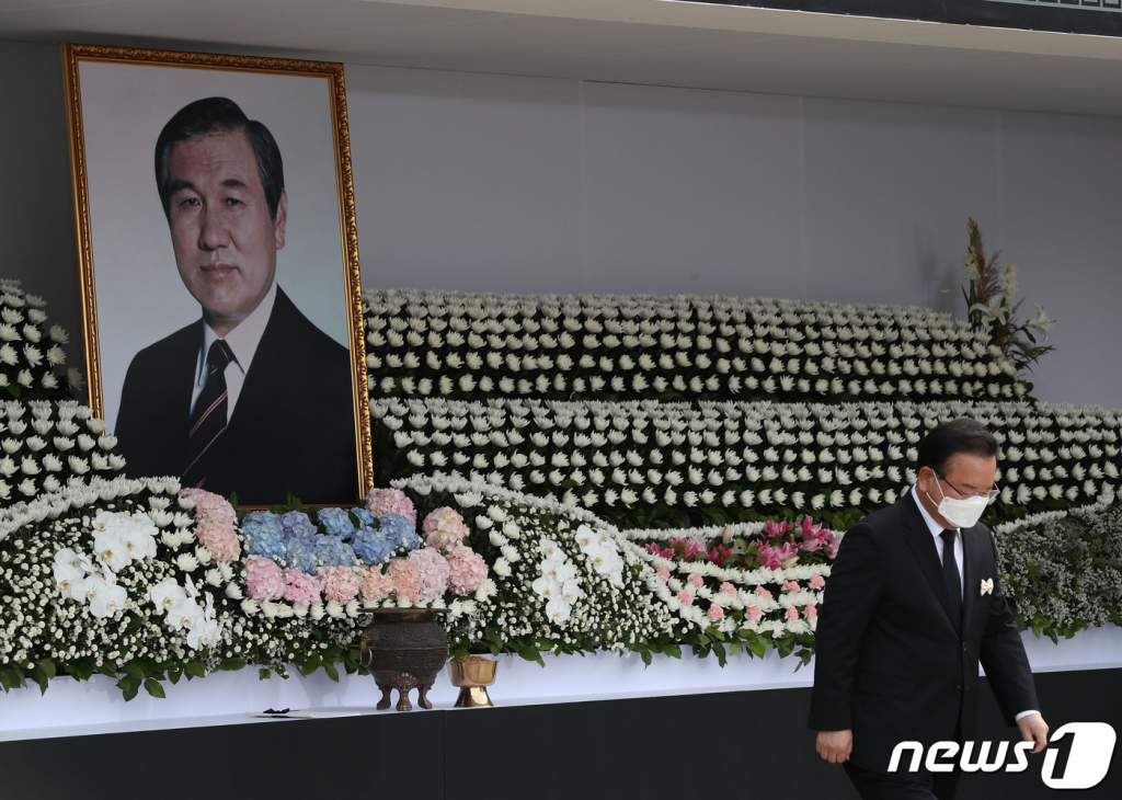 (서울=뉴스1) 사진공동취재단 = 30일 고 노태우 전 대통령 국가장 영결식이 서울 송파구 올림픽공원 평화의 광장에서 엄수됐다. 김부겸 국무총리가 인사를 마치고 나오고 있다. 2021.10.30/뉴스1  