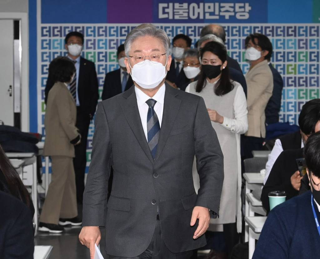 이재명 더불어민주당 대선 후보가 23일 서울 여의도 중앙당사에서 디지털 전환 성장 공약 발표를 하기 위해 입장하고 있다. / 사진제공=뉴시스