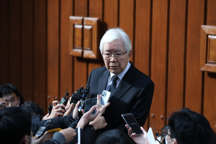 전두환 전 대통령이 사망한 23일 오전 서울 서대문구 자택 입구에서 민정기 전 비서관이 취재진의 질문에 답하고 있다. / 사진 = 뉴시스