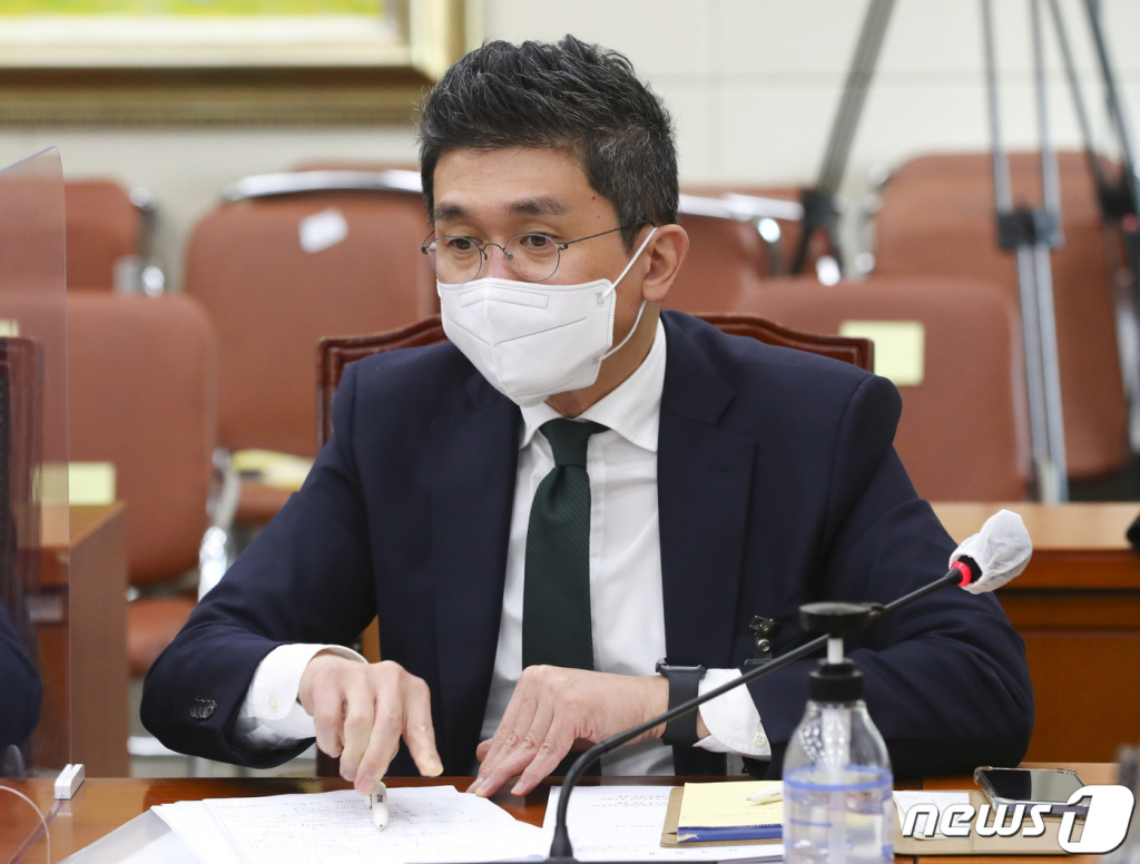 (서울=뉴스1) 구윤성 기자 = 안창국 금융위원회 금융혁신기획단장이 16일 서울 여의도 국회에서 열린 국회 정무위원회 전체회의 가상자산 관련 법안에 관한 공청회에 자리하고 있다. 2021.11.16/뉴스1