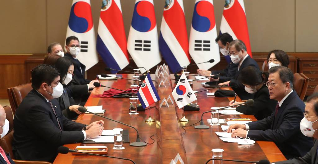 [서울=뉴시스] 전진환 기자 = 문재인 대통령과 카를로스 알바라도 케사다 코스타리카 대통령이 23일 청와대에서 한-코스타리카 정상회담을 하고 있다. 2021.11.23.