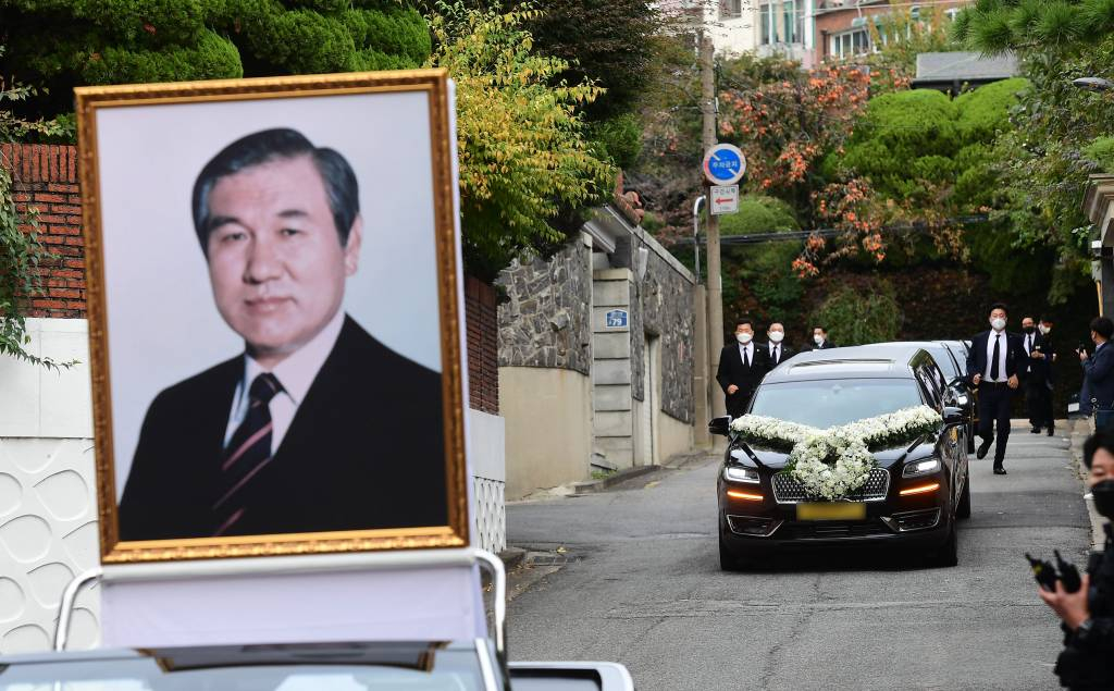 [서울=뉴시스] 홍효식 기자 = 고(故) 노태우 전 대통령의 영정과 운구차량이 노제를 치르기 위해 30일 오전 서울 서대문구 고인의 자택에 도착하고 있다. (공동취재사진) 2021.10.30.