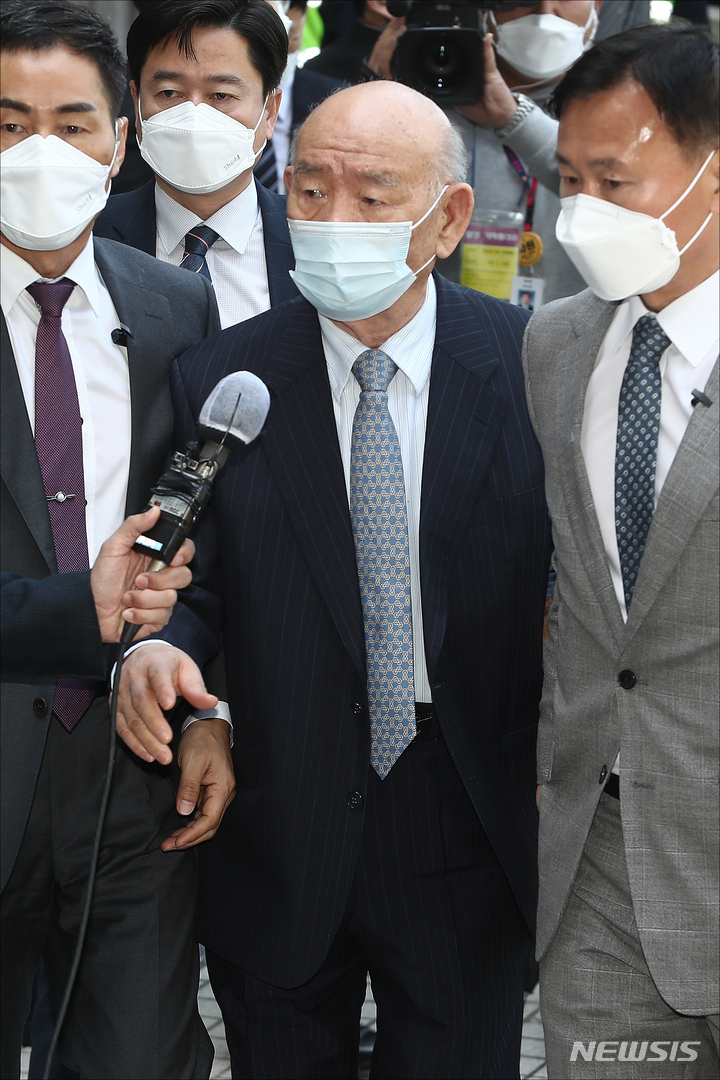 5·18 당시 계엄군 헬기 사격을 주장한 故 조비오 신부의 명예를 훼손한 혐의로 재판을 받는 전두환 씨가 2020년 4월 27일 광주 동구 광주지방법원에 도착해 법정으로 들어서고 있다. / 사진 = 뉴시스